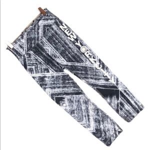LULULEMON Black & White Print NYC Cropped Legging